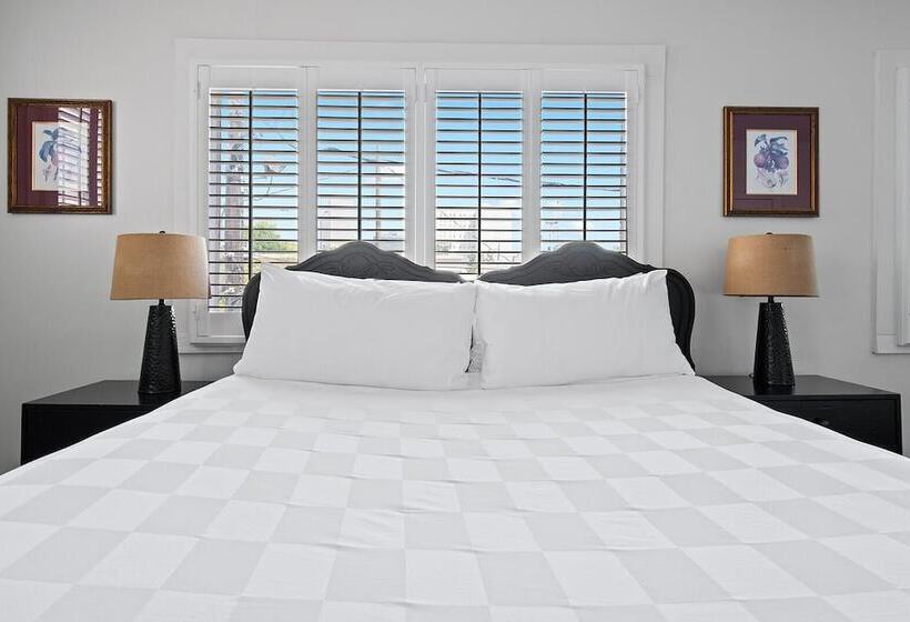 هتل Historic Streetcar Inn