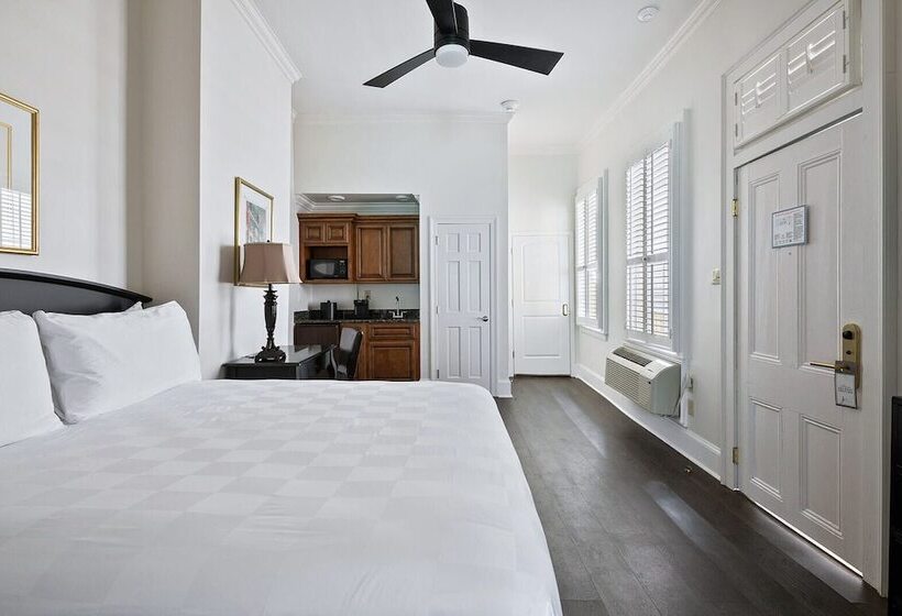 هتل Historic Streetcar Inn