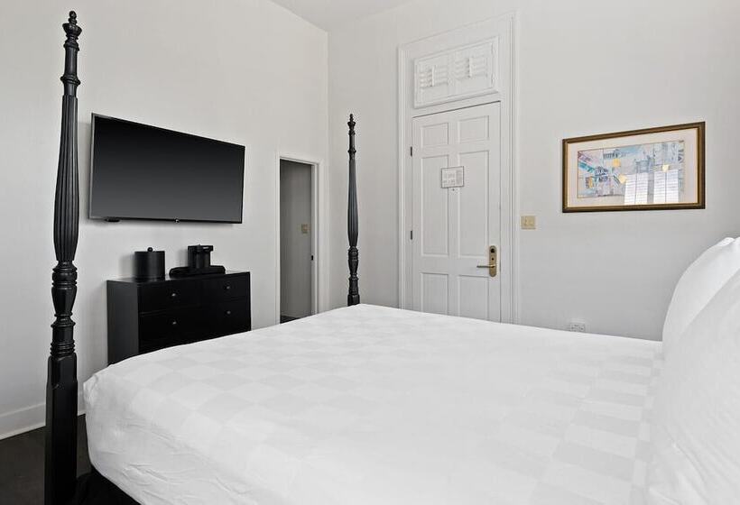 هتل Historic Streetcar Inn