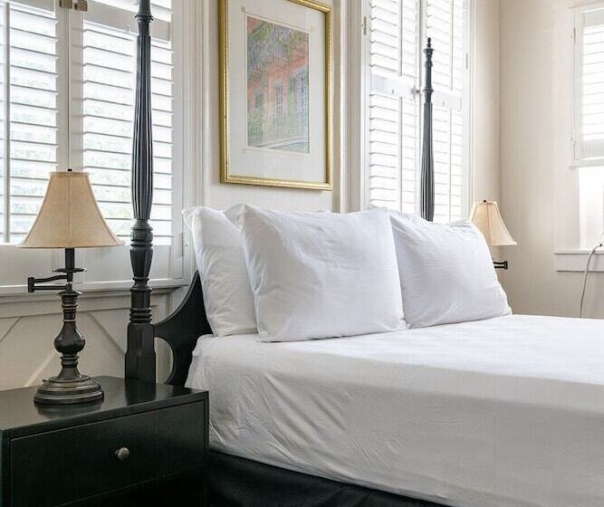 هتل Historic Streetcar Inn