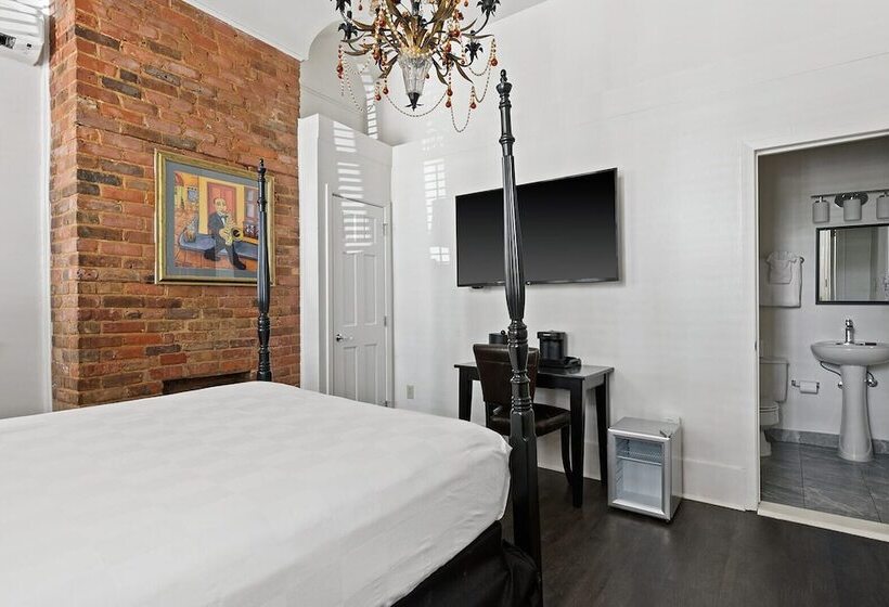 هتل Historic Streetcar Inn