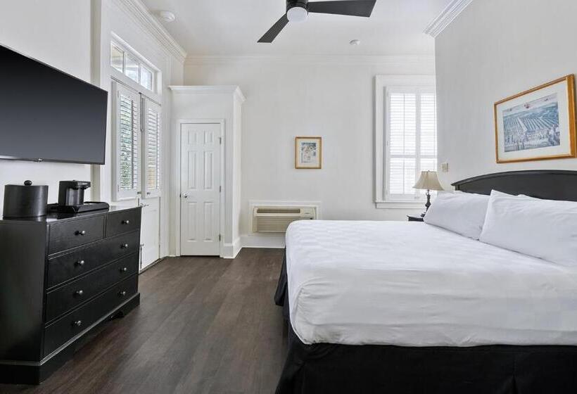 هتل Historic Streetcar Inn