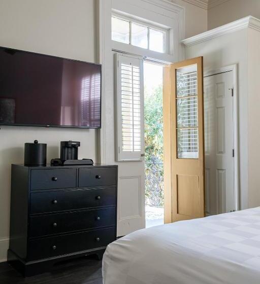 هتل Historic Streetcar Inn