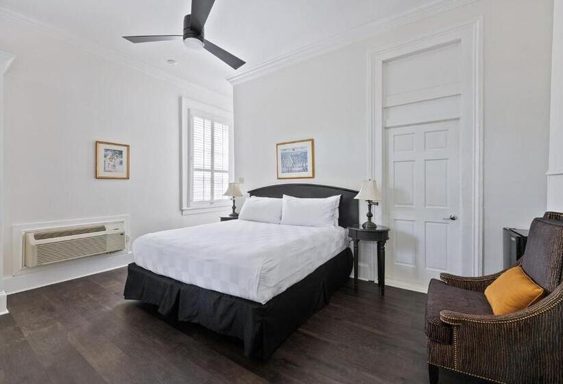 هتل Historic Streetcar Inn