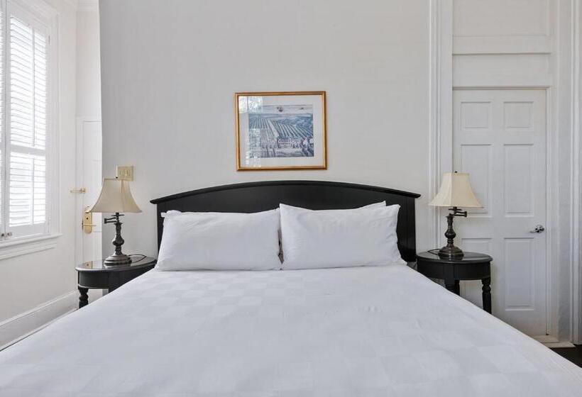 هتل Historic Streetcar Inn