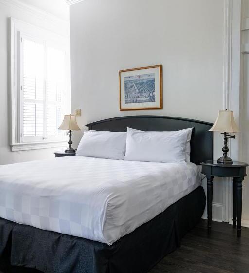 هتل Historic Streetcar Inn