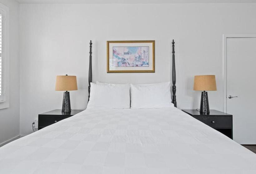 هتل Historic Streetcar Inn