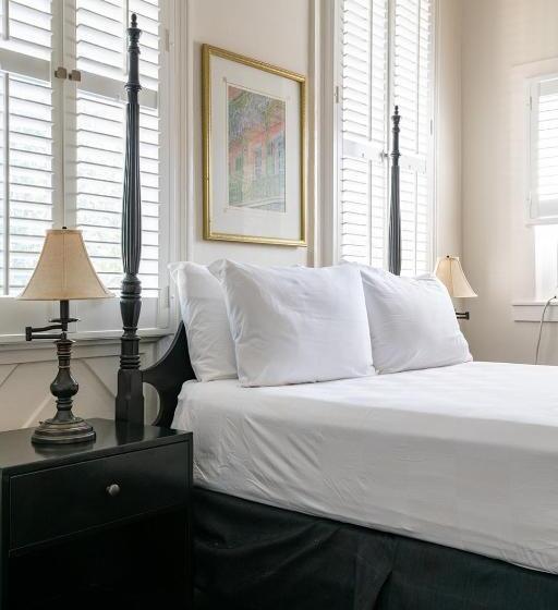 هتل Historic Streetcar Inn