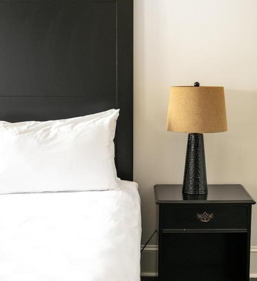 هتل Historic Streetcar Inn