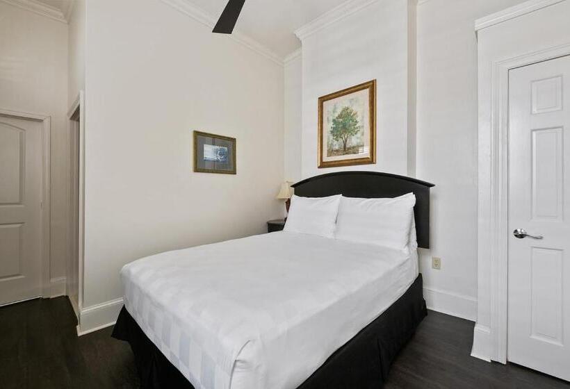 هتل Historic Streetcar Inn