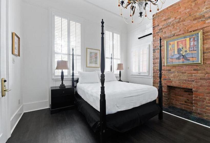 هتل Historic Streetcar Inn