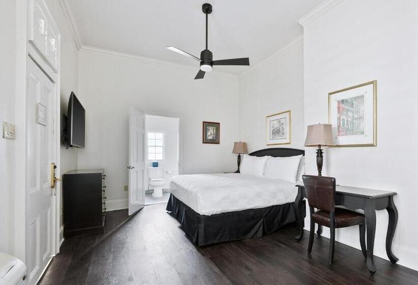 هتل Historic Streetcar Inn