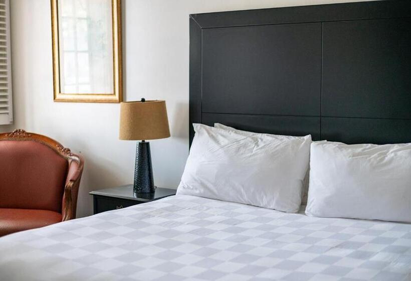 هتل Historic Streetcar Inn