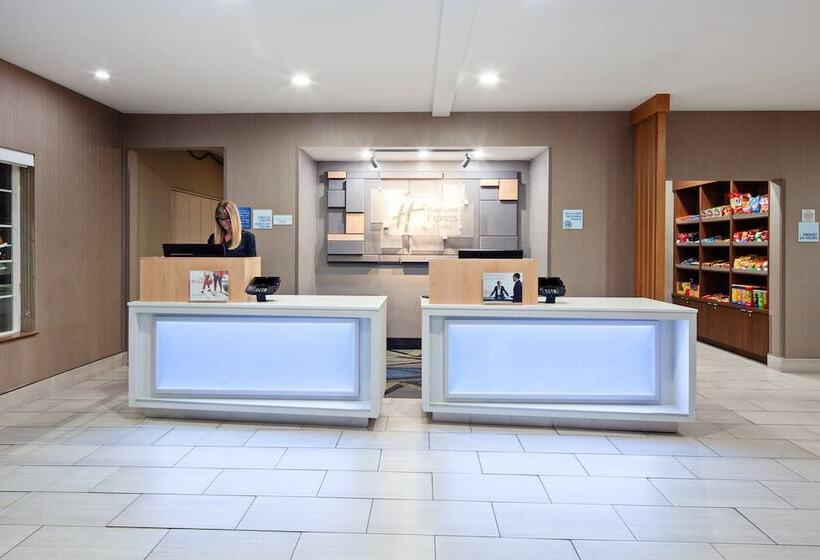 Отель Holiday Inn Express & Suites Tulare, An Ihg