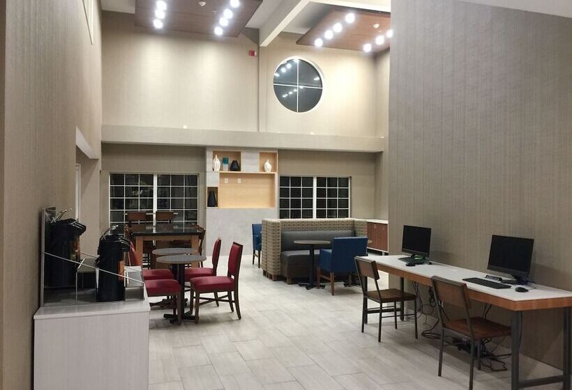 Отель Holiday Inn Express & Suites Tulare, An Ihg