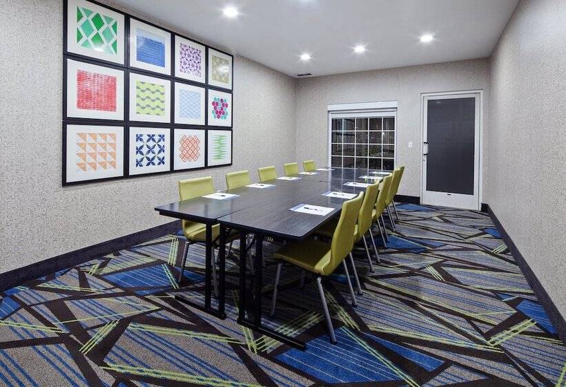Отель Holiday Inn Express & Suites Tulare, An Ihg