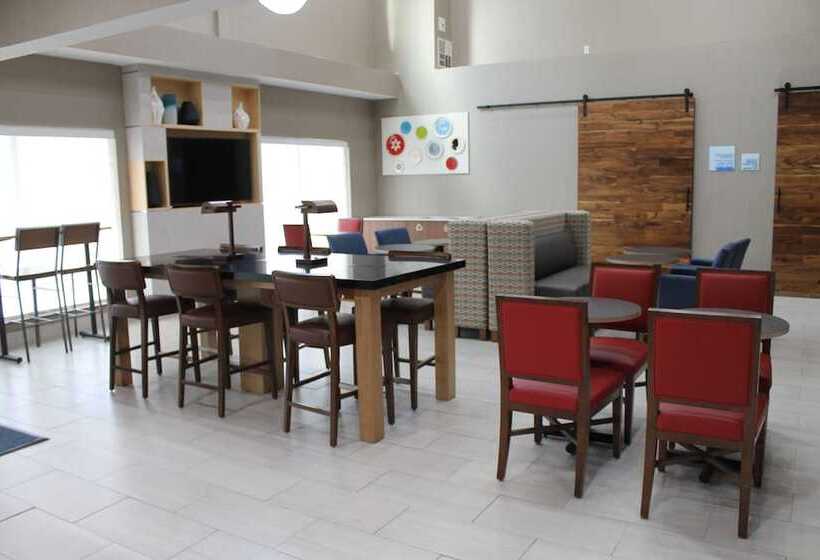 Отель Holiday Inn Express & Suites Tulare, An Ihg