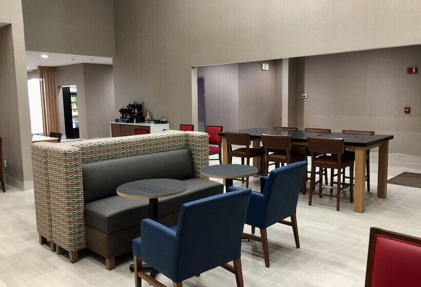 Отель Holiday Inn Express & Suites Tulare, An Ihg