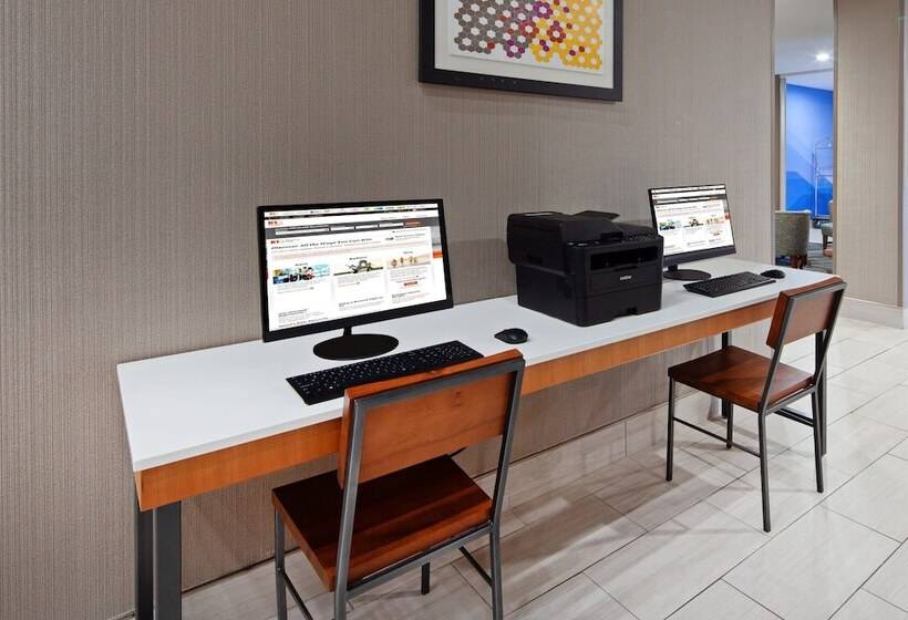 Отель Holiday Inn Express & Suites Tulare, An Ihg