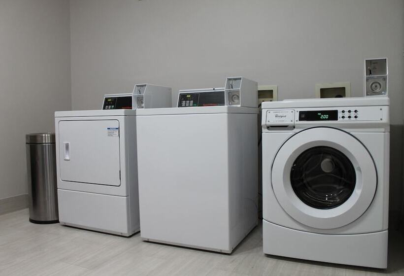 Отель Holiday Inn Express & Suites Tulare, An Ihg