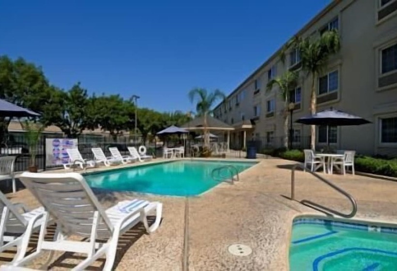 Отель Holiday Inn Express & Suites Tulare, An Ihg