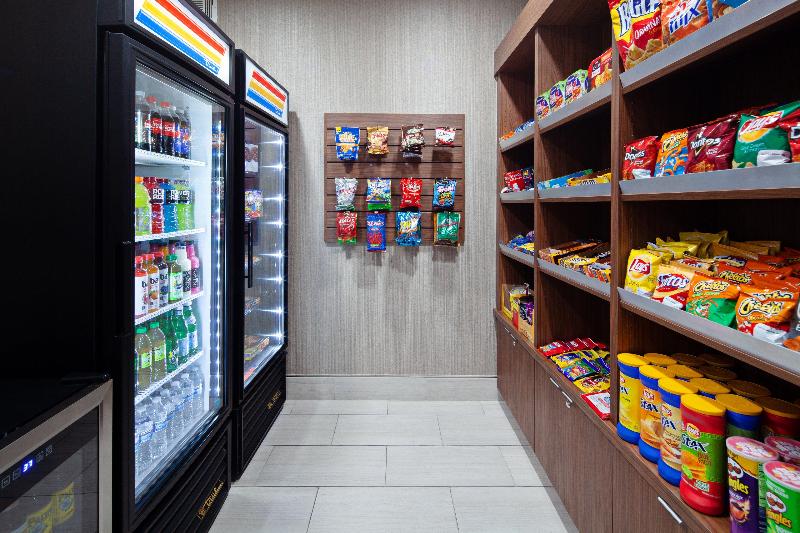 Отель Holiday Inn Express & Suites Tulare, An Ihg