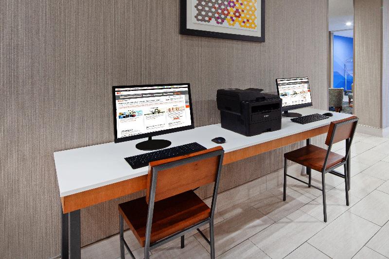 Отель Holiday Inn Express & Suites Tulare, An Ihg