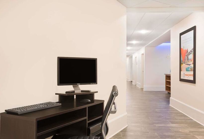 호텔 Howard Johnson By Wyndham Quincy/ Boston