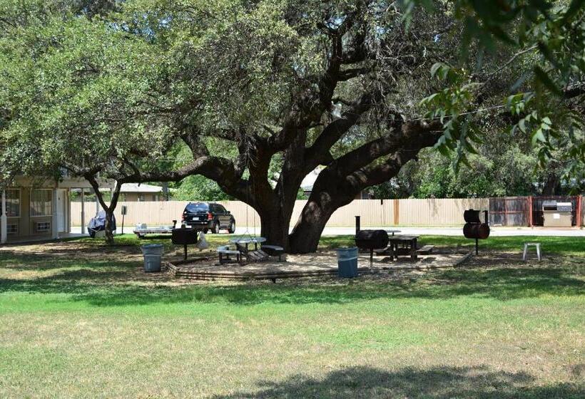 בית מלון כפרי Inn Of Uvalde