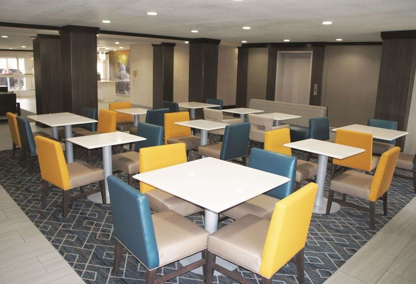 Отель La Quinta Inn By Wyndham Peru Starved Rock State Park