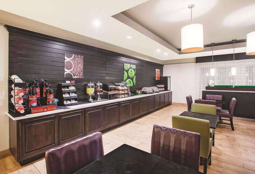 Отель La Quinta Inn & Suites By Wyndham Beaumont West