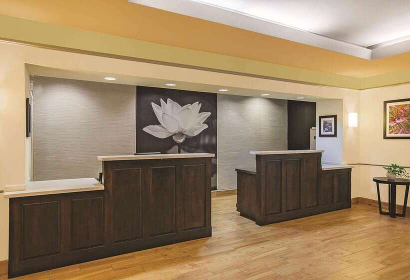 Отель La Quinta Inn & Suites By Wyndham Beaumont West