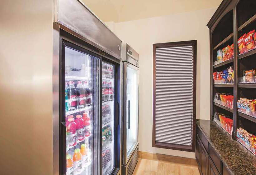 Отель La Quinta Inn & Suites By Wyndham Beaumont West