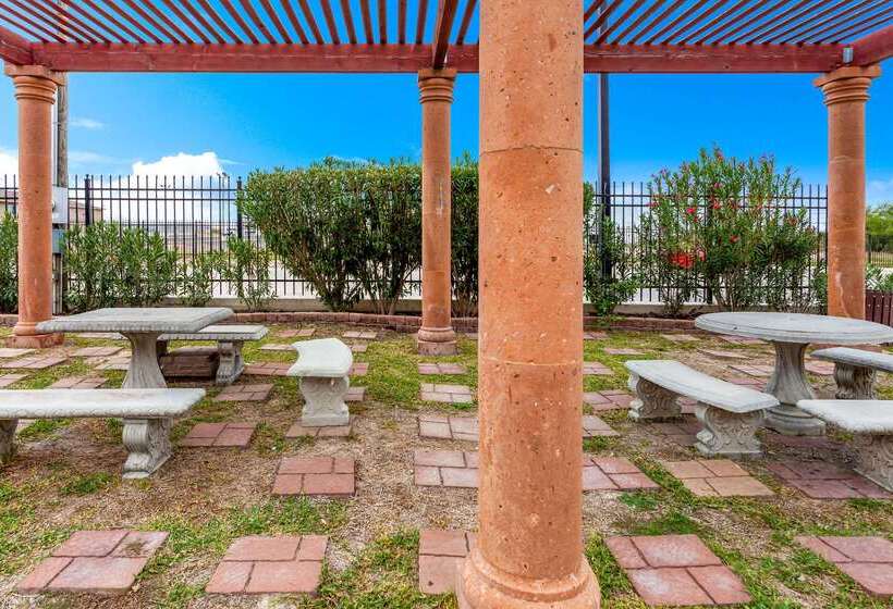 هتل La Quinta By Wyndham Laredo Airport