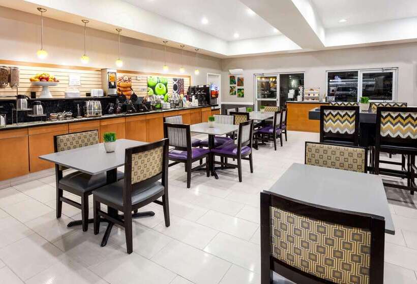 فندق La Quinta By Wyndham Laredo Airport