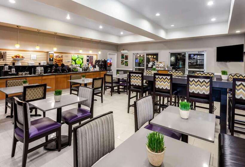 هتل La Quinta By Wyndham Laredo Airport