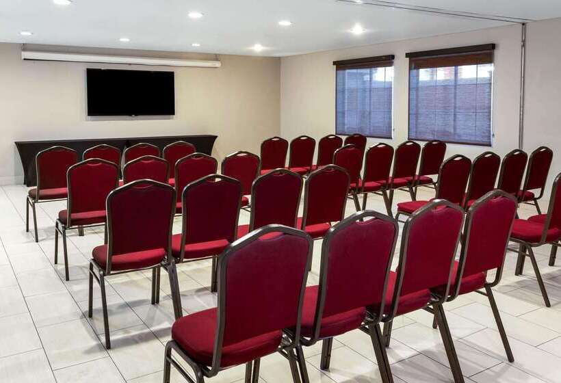 هتل La Quinta By Wyndham Laredo Airport