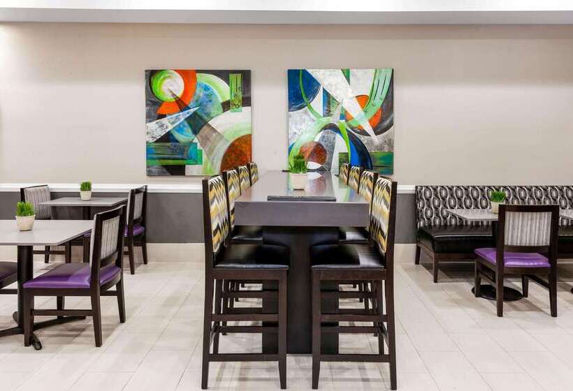 هتل La Quinta By Wyndham Laredo Airport