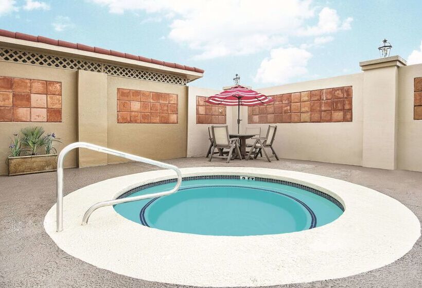 هتل La Quinta By Wyndham Laredo Airport