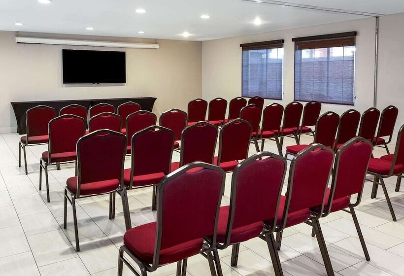 هتل La Quinta By Wyndham Laredo Airport