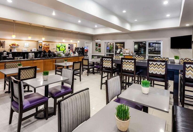 هتل La Quinta By Wyndham Laredo Airport