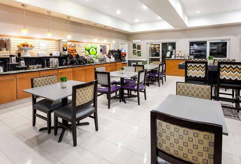 فندق La Quinta By Wyndham Laredo Airport