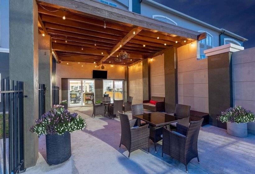 هتل La Quinta By Wyndham Laredo Airport