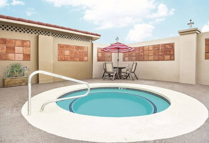 هتل La Quinta By Wyndham Laredo Airport