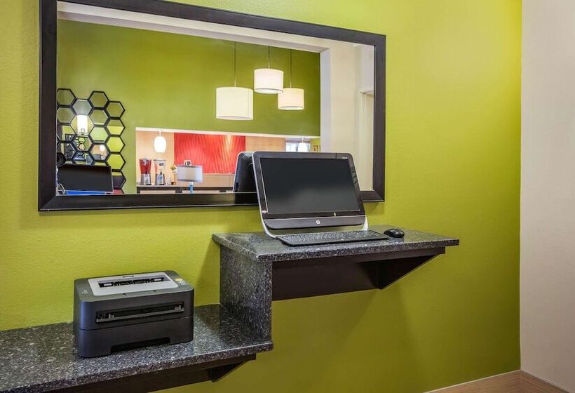 Отель La Quinta By Wyndham North Platte