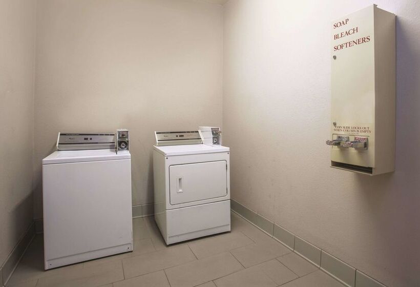 فندق La Quinta Inn & Suites By Wyndham Jackson Airport