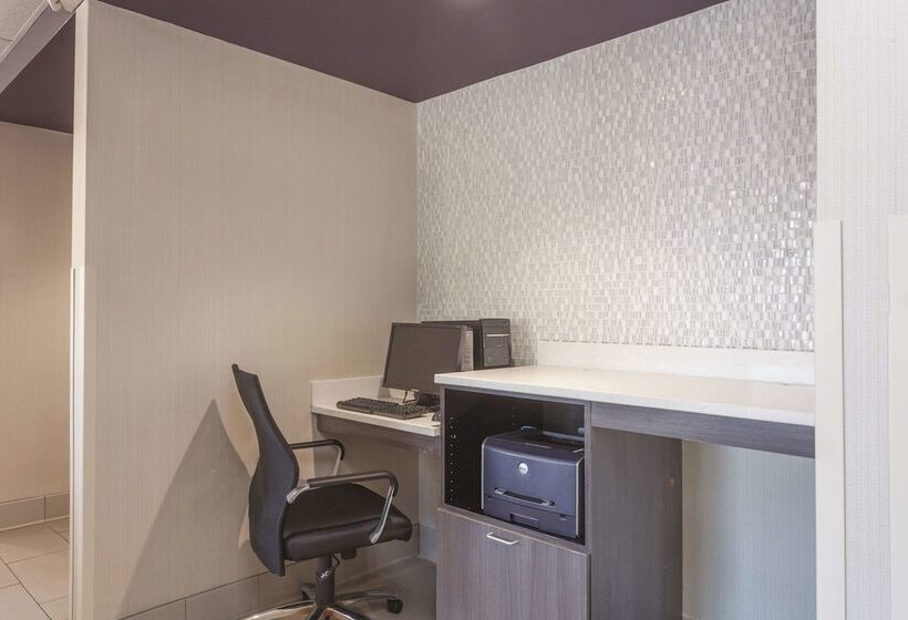 בית מלון כפרי La Quinta Inn & Suites By Wyndham Jackson Airport