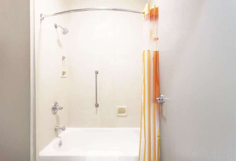 בית מלון כפרי La Quinta Inn & Suites By Wyndham Jackson Airport