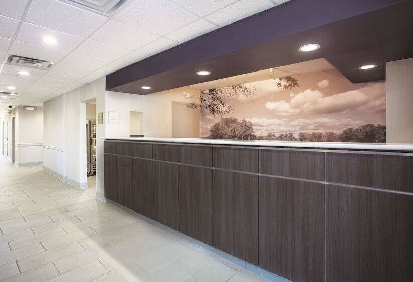 فندق La Quinta Inn & Suites By Wyndham Jackson Airport