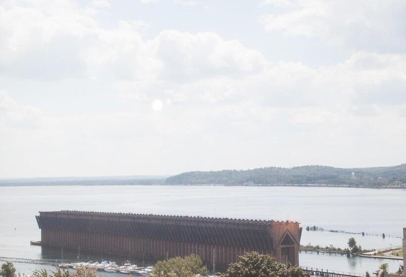 فندق Landmark Inn